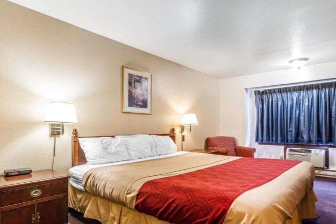 Rodeway Inn & Suites Madison East Dış mekan fotoğraf