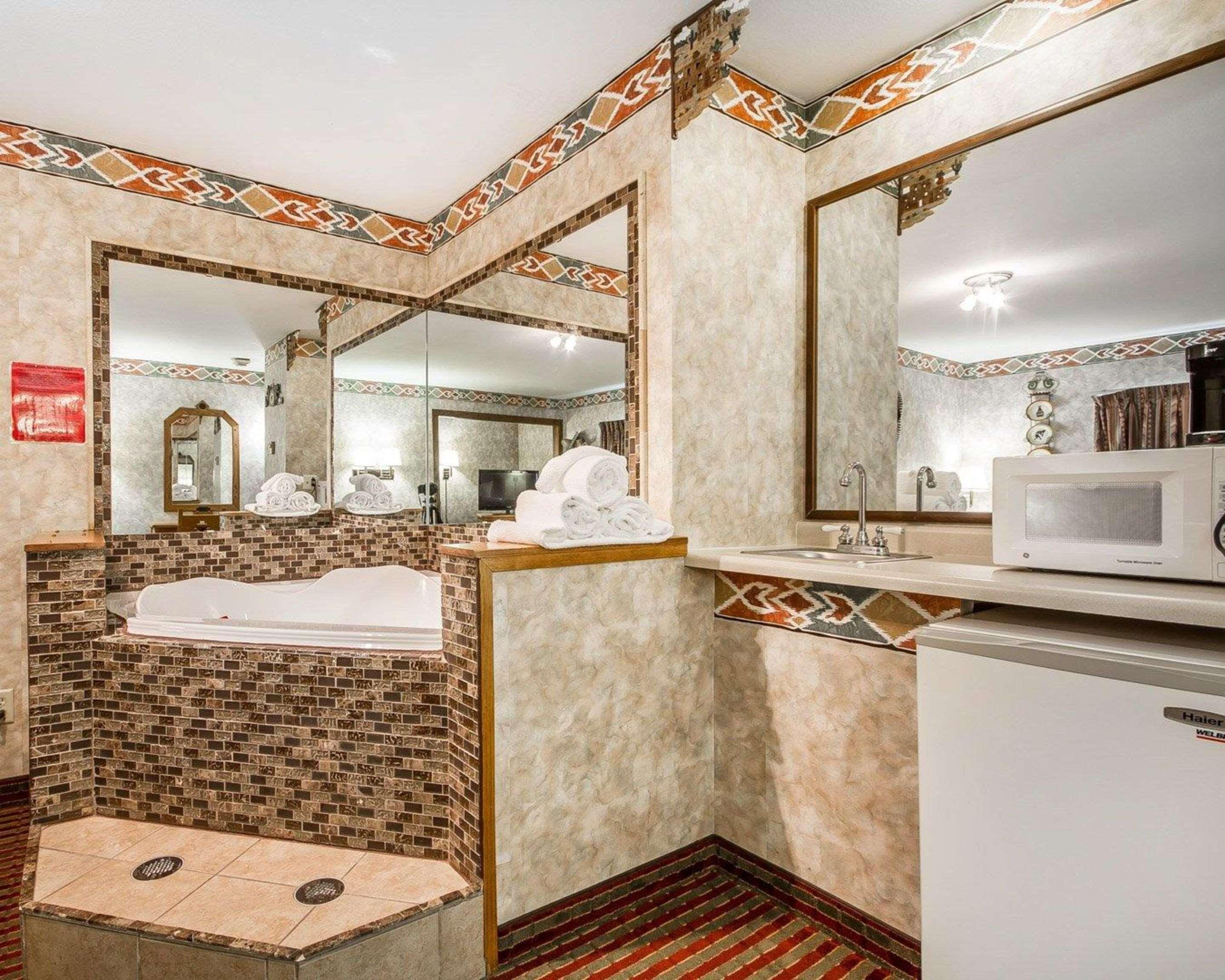 Rodeway Inn & Suites Madison East Dış mekan fotoğraf