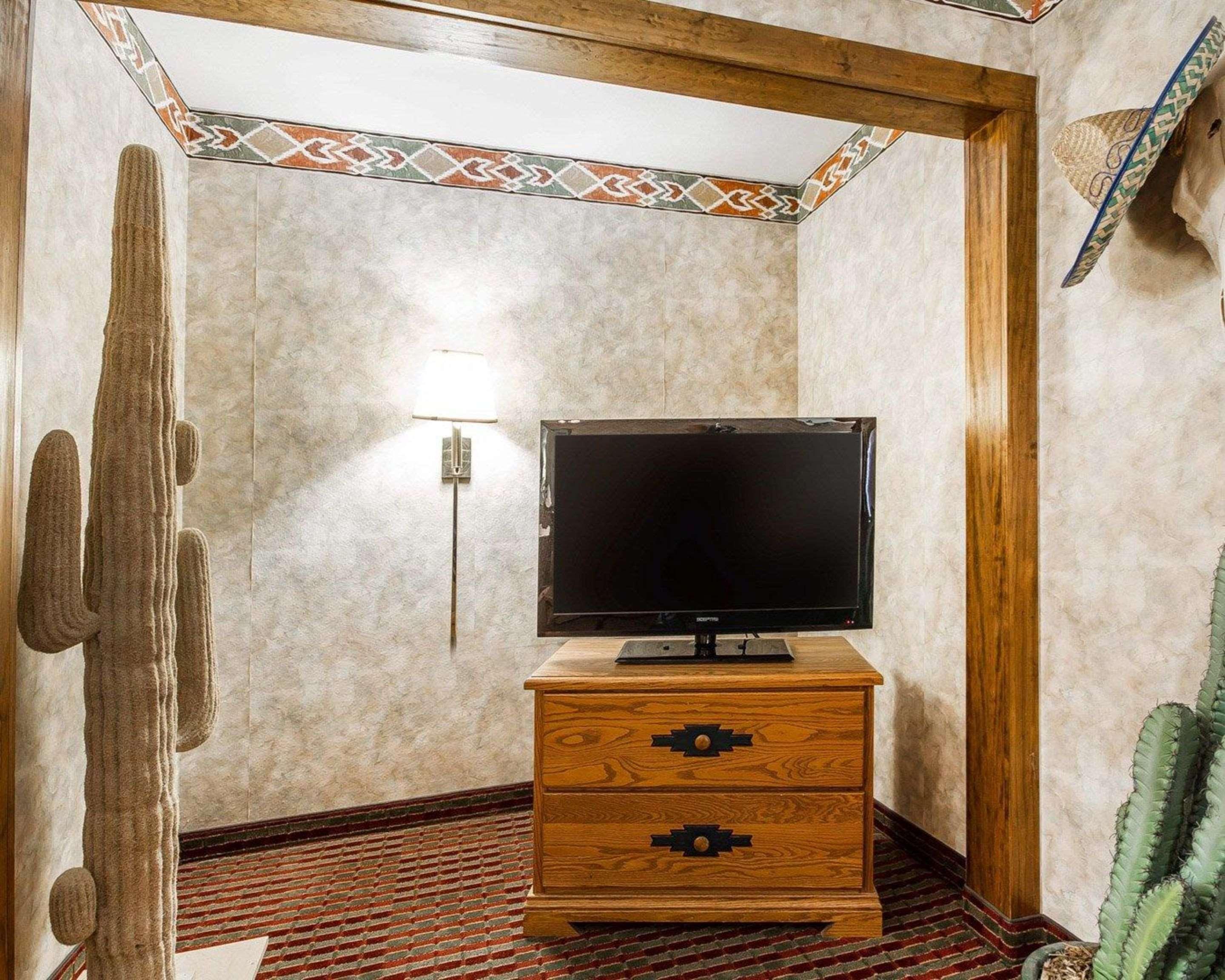 Rodeway Inn & Suites Madison East Dış mekan fotoğraf