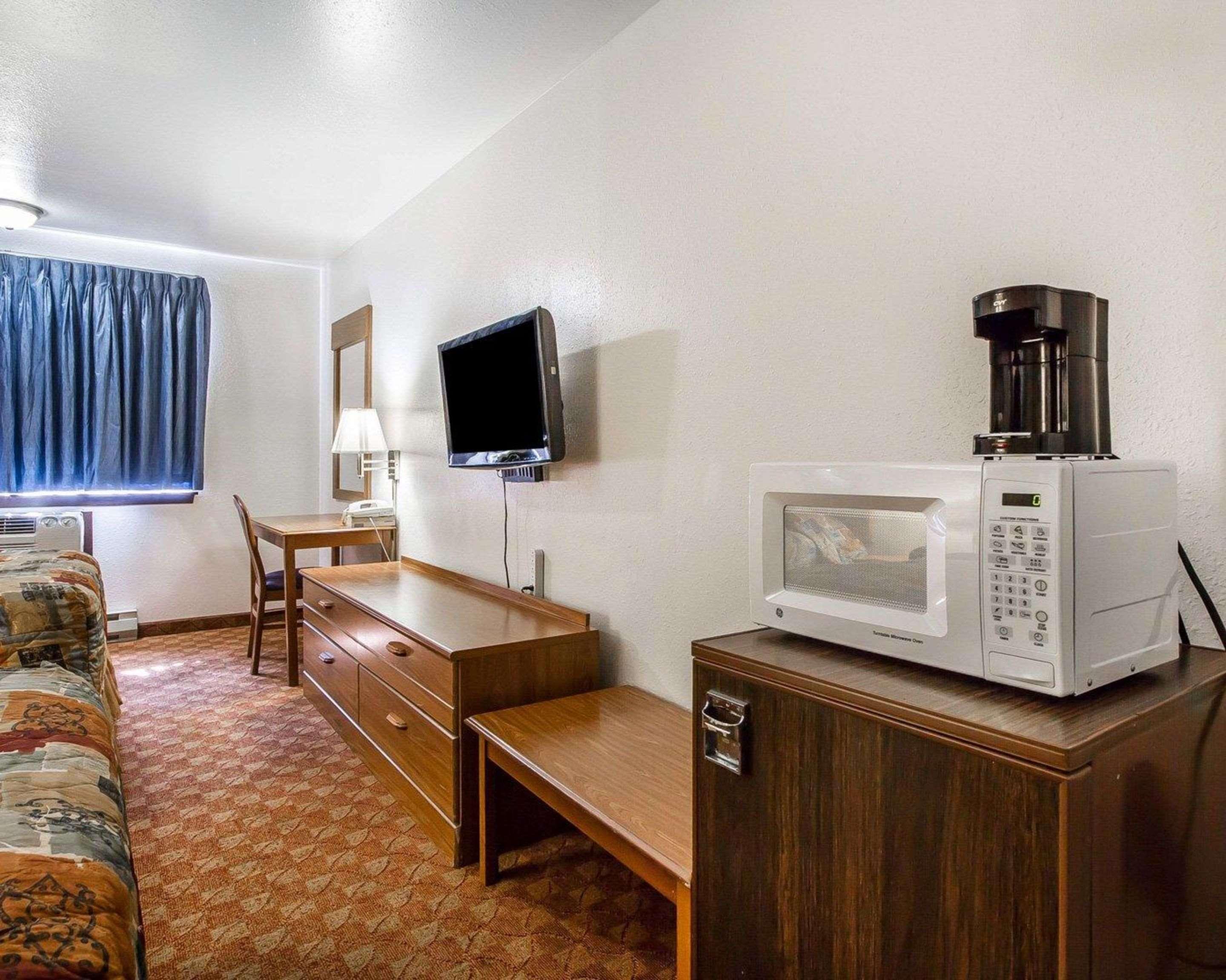 Rodeway Inn & Suites Madison East Dış mekan fotoğraf