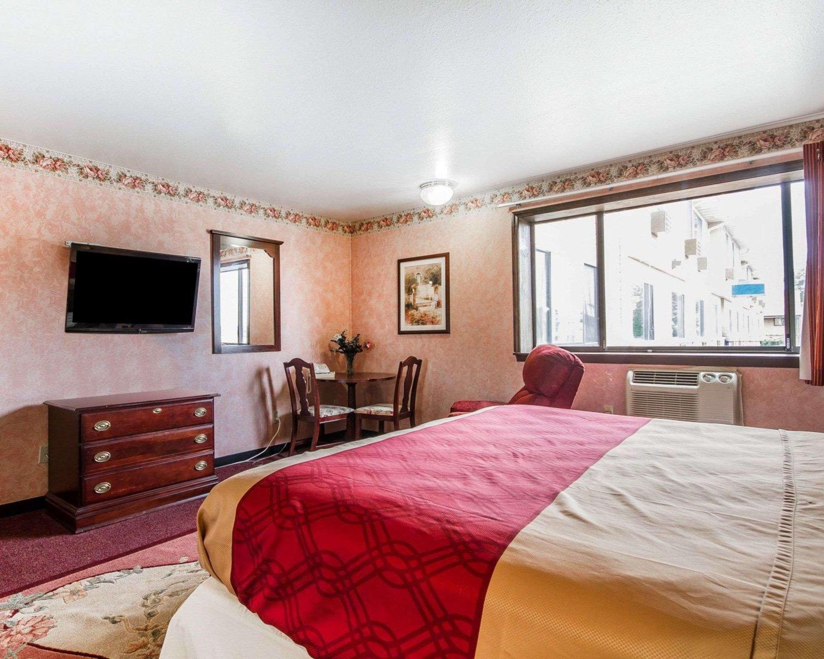 Rodeway Inn & Suites Madison East Dış mekan fotoğraf