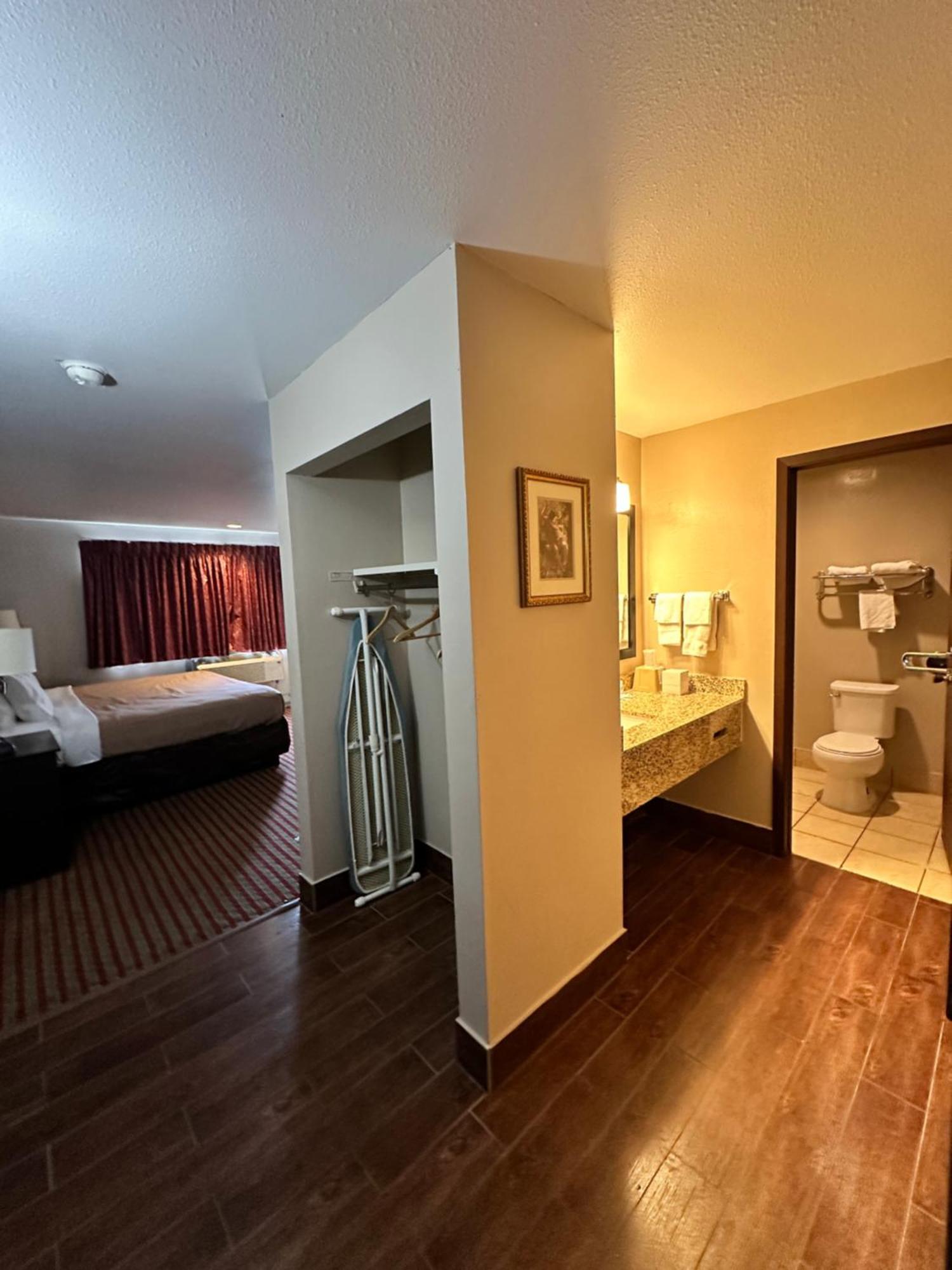 Rodeway Inn & Suites Madison East Dış mekan fotoğraf