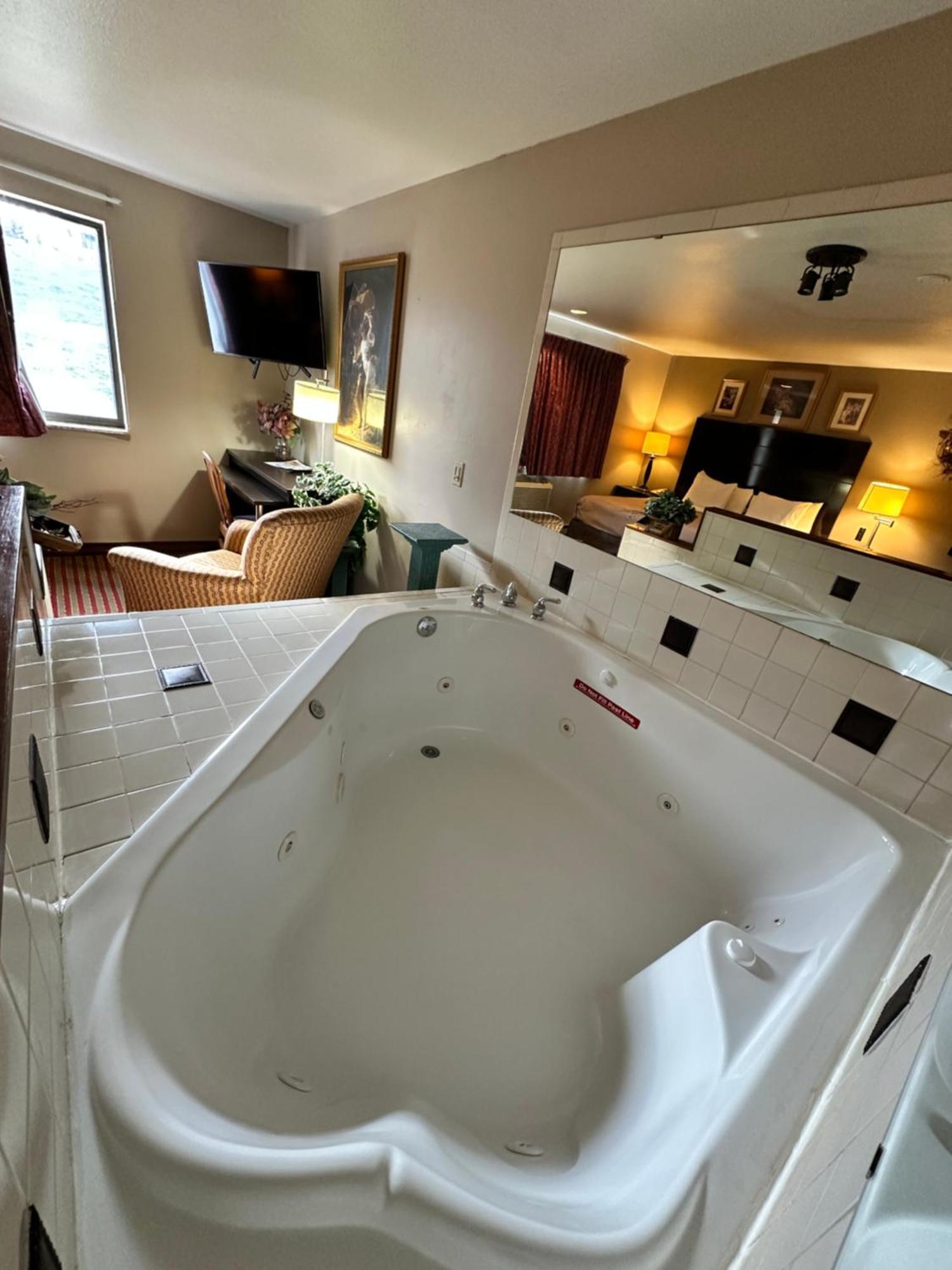 Rodeway Inn & Suites Madison East Dış mekan fotoğraf