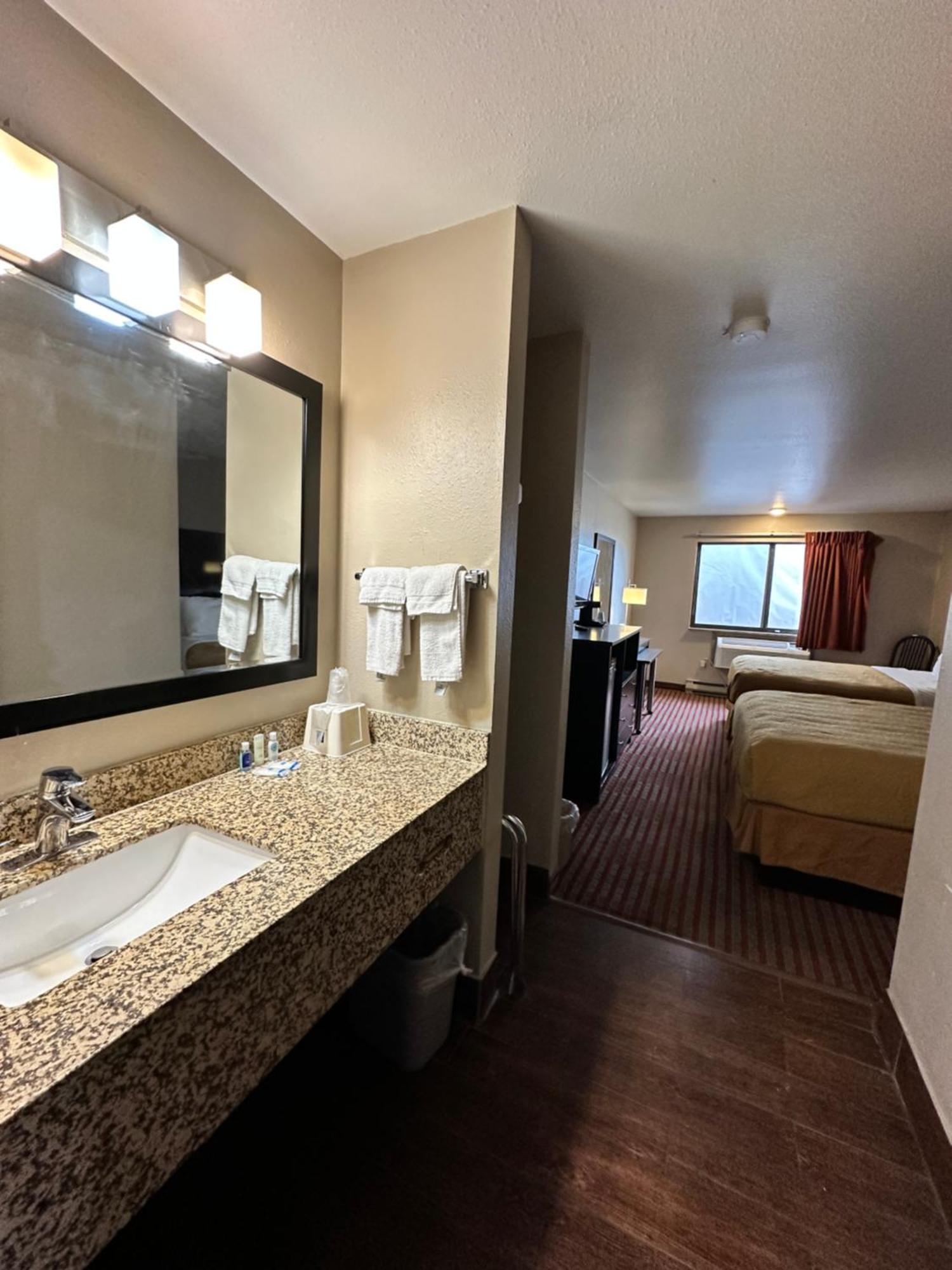 Rodeway Inn & Suites Madison East Dış mekan fotoğraf