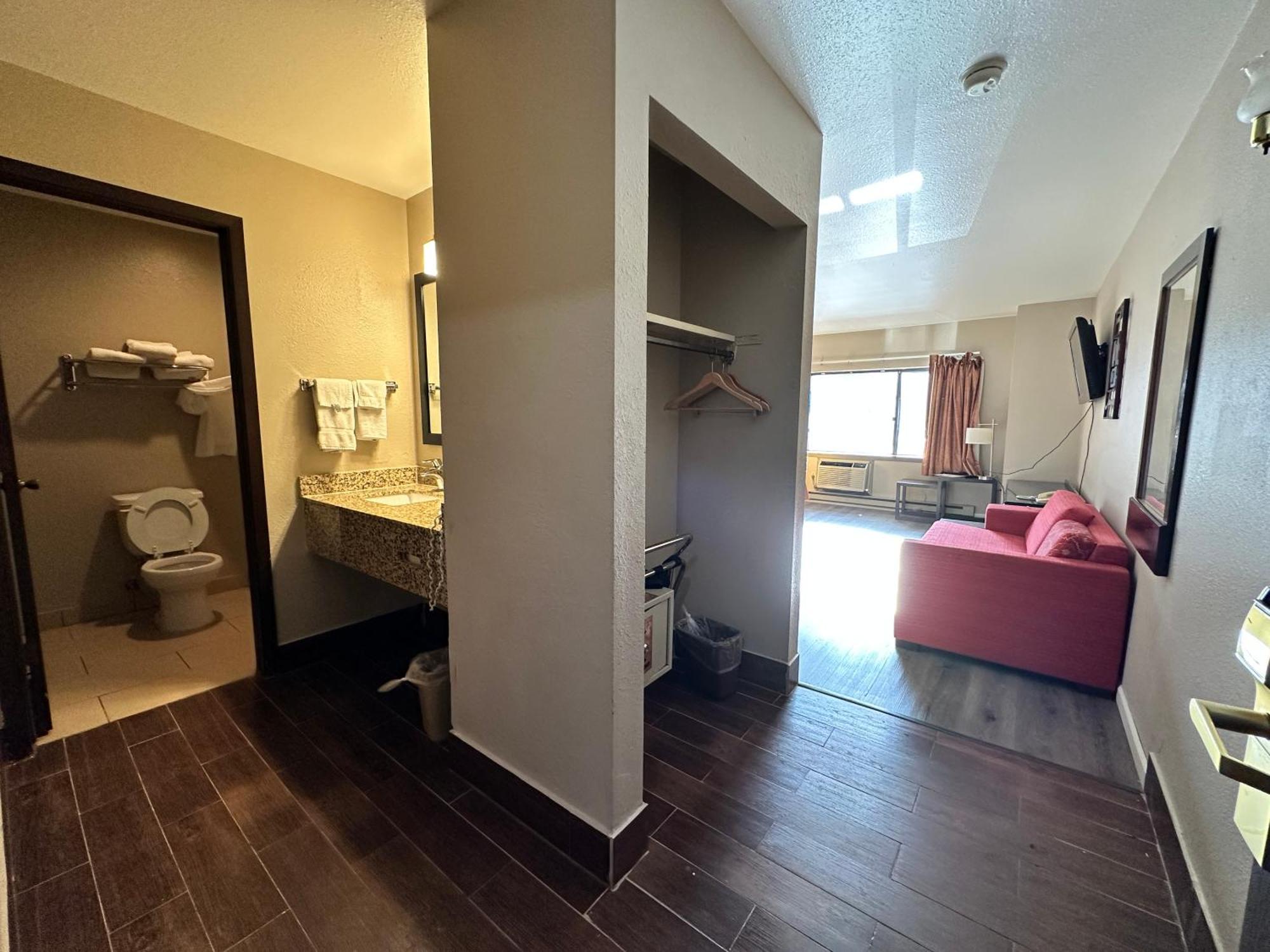 Rodeway Inn & Suites Madison East Dış mekan fotoğraf