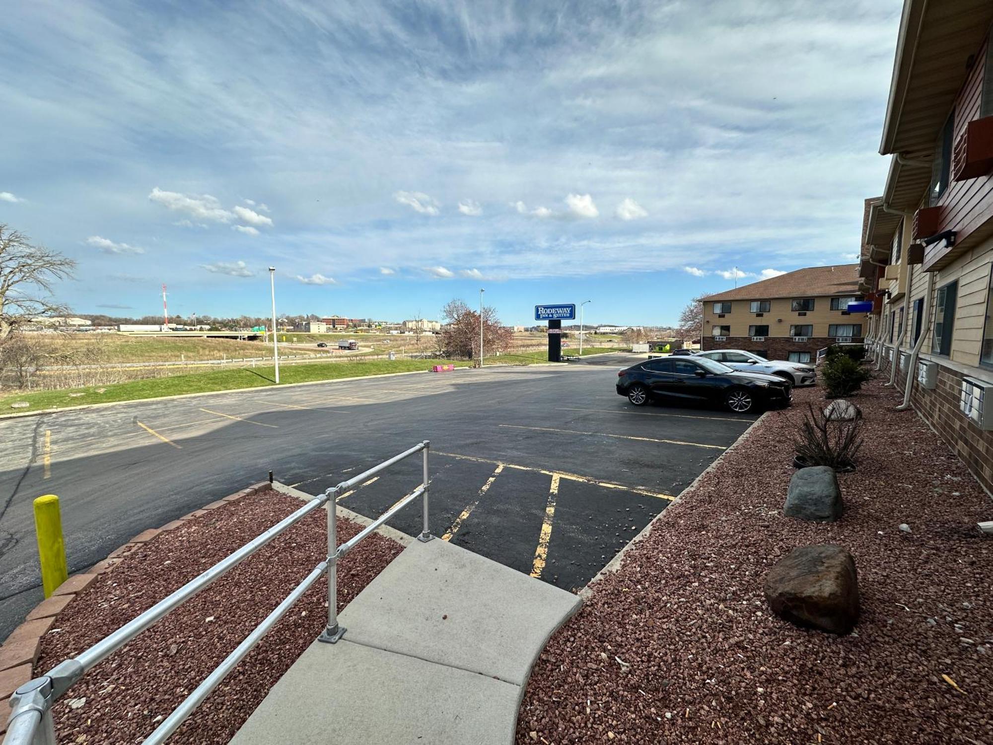 Rodeway Inn & Suites Madison East Dış mekan fotoğraf