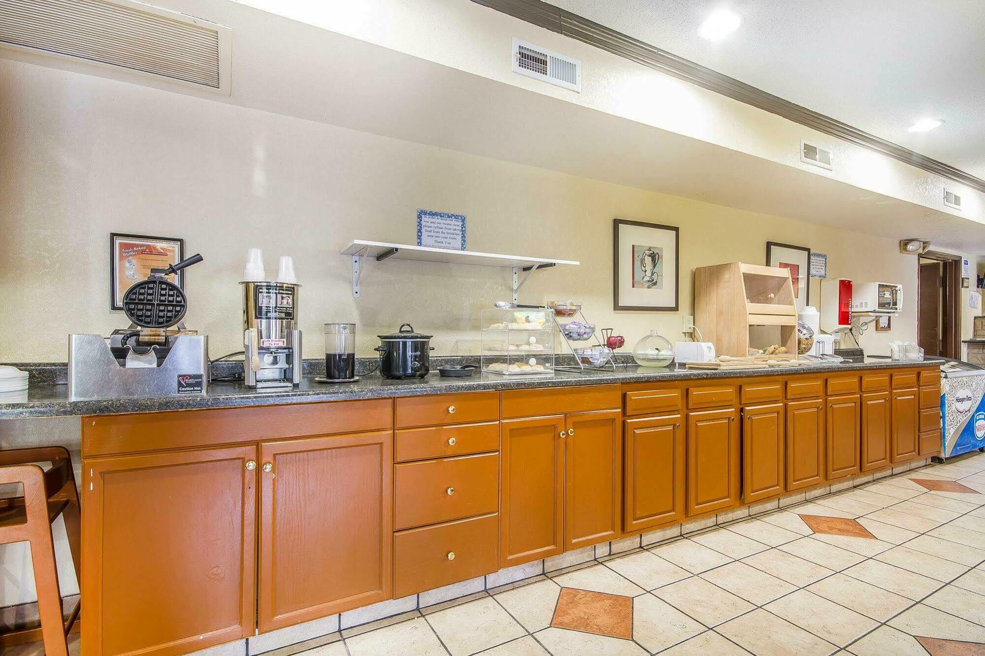 Rodeway Inn & Suites Madison East Dış mekan fotoğraf